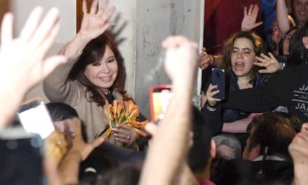 Ciudadanos continúan expresando apoyo a Cristina Fernández ante persecución