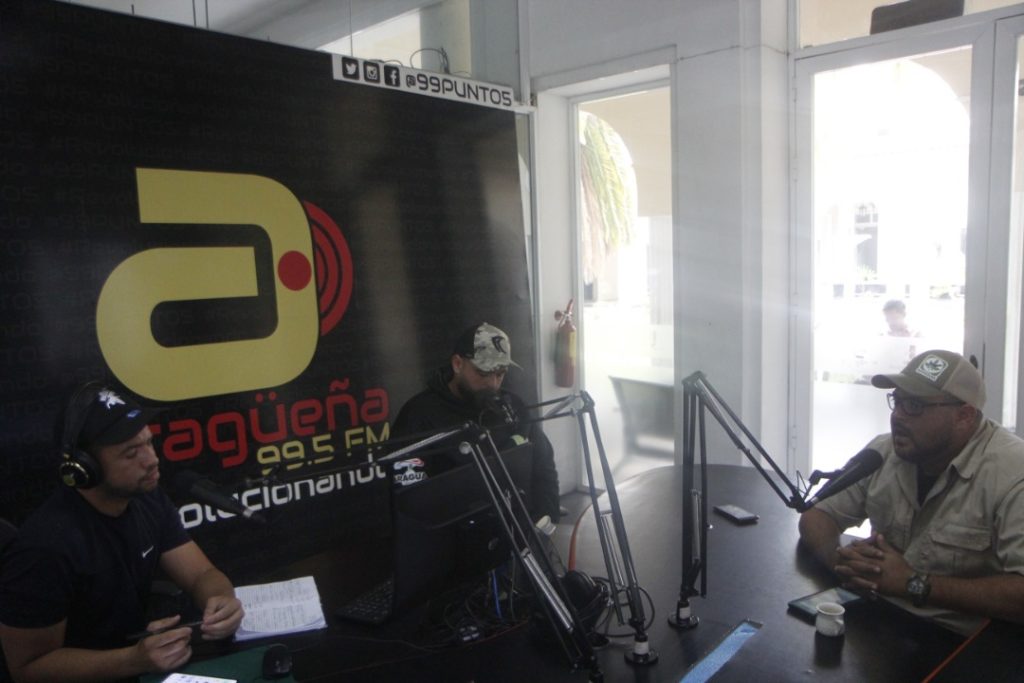 Los funcionarios durante la entrevista en Aragüeña 99.5FM | FOTOS CORTESÍA