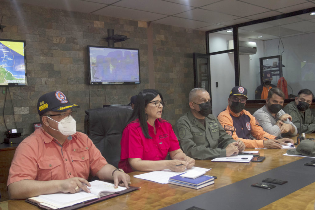 La gobernadora Karina Carpio dirigió las acciones que efectúan los organismos de seguridad ante el paso de la onda tropical | Fotos Yorman Pernalete