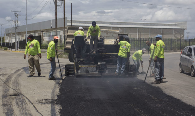 Gobernadora Karina Carpio supervisó trabajos de asfaltado en Aragua