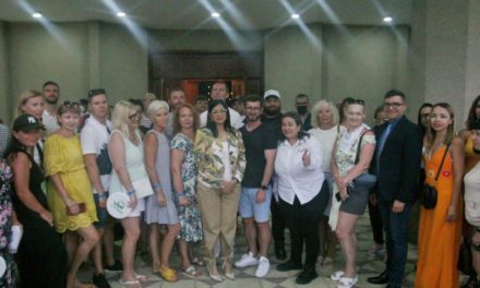 Gobernadora Karina Carpio recibe la visita de  50 tour operadores rusos