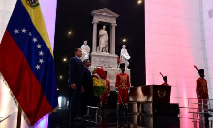 Canciller de Bolivia colocó ofrenda floral al Libertador Simón Bolívar