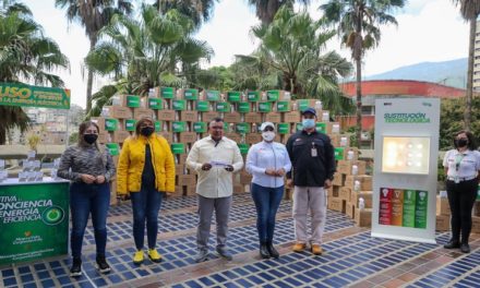 Gobierno Bolivariano entrega 800 mil bombillos LED para recuperación de centros educativos