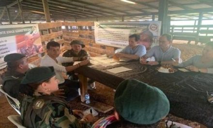 Gobierno colombiano se reúne con grupo disidente de las FARC