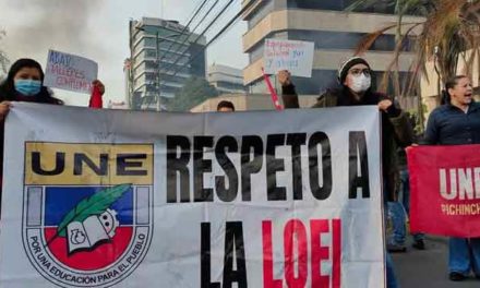 Ministerio de Educación aprueba aumento salarial a maestros de Ecuador