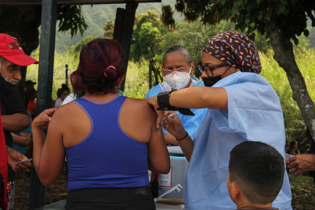 Personal de salud presta su apoyo en El Castaño con jornadas de vacunación