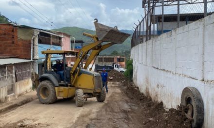 Sin descanso continúan labores de remoción de escombros en Las Tejerías