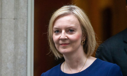 Primera ministra británica Liz Truss renunció al cargo