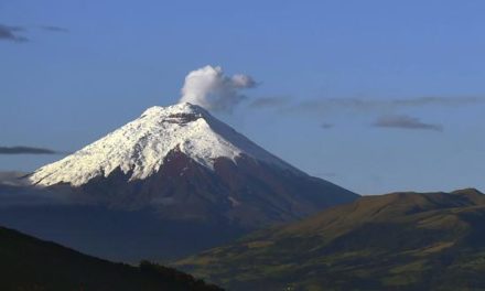 Declaran alerta amarilla por actividad del volcán Cotopaxi en Ecuador
