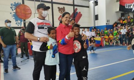Gobernadora Karina Carpio reinauguró el gimnasio Luis Pacheco