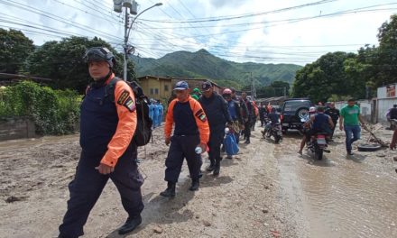 Funcionarios de Protección Civil y Bomberos se despliegan en El Castaño