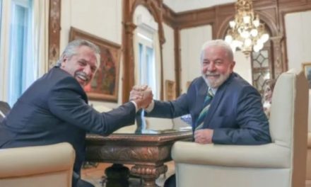 Presidente argentino viaja a Brasil para reunirse con Lula