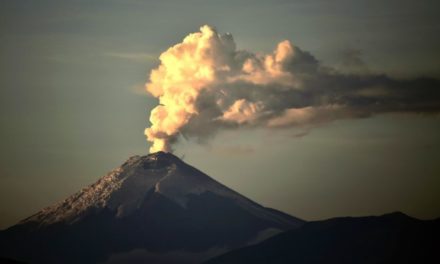 Advierten posible caída de ceniza volcánica en provincias de Ecuador