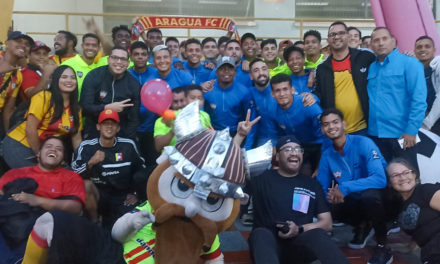 Reserva del Aragua FC recibió homenaje por la hinchada Aurirroja