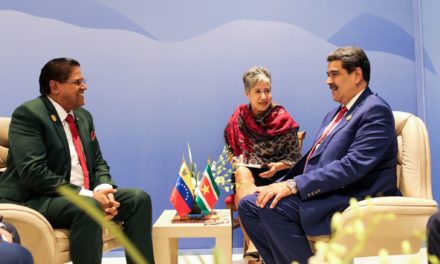 Presidente Maduro evalúa agenda bilateral con su homólogo de Surinam
