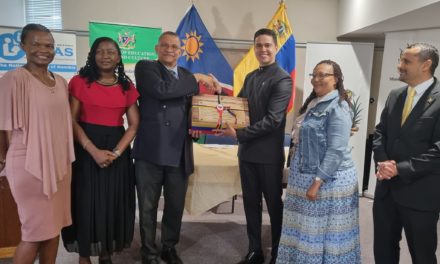 Venezuela fortalece su intercambio cultural con Namibia con la donación de textos