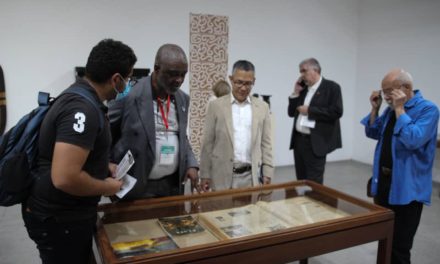 Representante de África Roland Lumumba recorre exposición Arte y reparación: Una Cita con el Congo