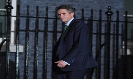 Renuncia ministro británico Gavin Williamson tras denuncias por acoso