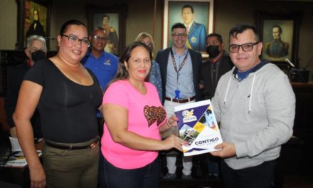 Alcalde Wilson Coy entrega títulos de tierras en Sucre