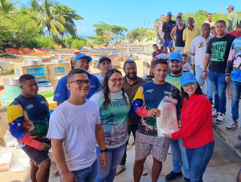 Gobernadora Karina Carpio entrega beneficios en compañía del alcalde del municipio Costa de Oro, Wilmer Leal y del viceministro de pesca y acuicultura