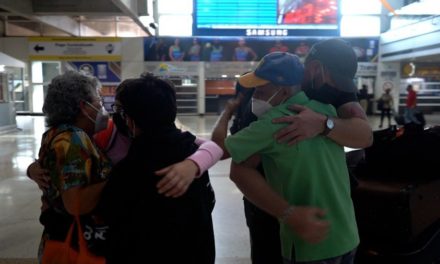 Aerolínea Conviasa subsidia vuelo para regreso de venezolanos a la Patria