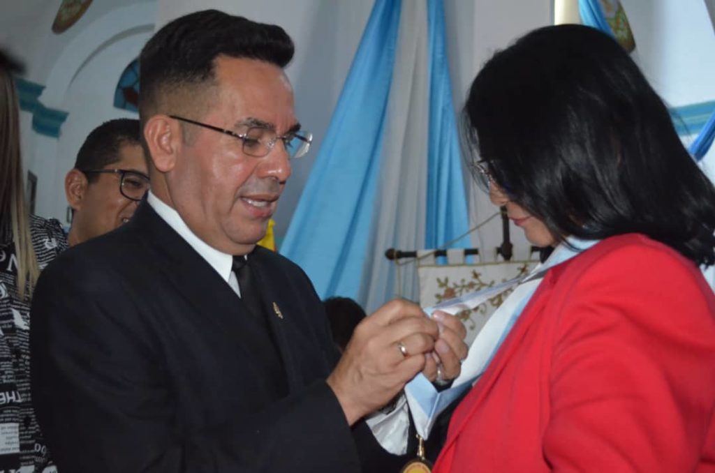 José Arias, presidente del Cleba, entregó distinción a la gobernadora de Aragua, Karina Carpio