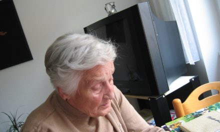 Cómo tratar conductas repetitivas de un adulto mayor con Alzheimer