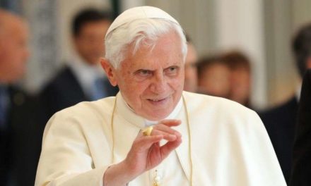 Papa Benedicto XVI se encuentra estable y bajo supervisión médica