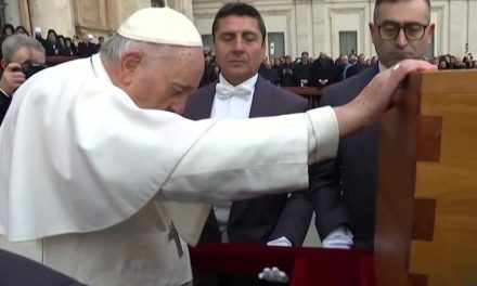 Papa Francisco elogia la “sabiduría” y “entrega” de Benedicto XVI