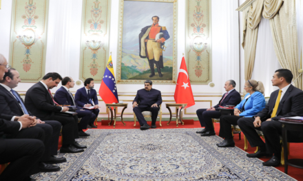 Jefe de estado recibe al ministro de Comercio de Türkiye Mehmet Mus en Miraflores