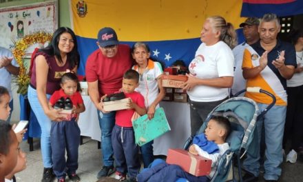 Niños y niñas del Pao de Zárate recibieron zapatos escolares