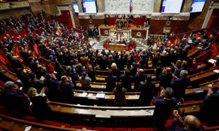 Senado francés debatió proyecto de reforma de pensiones en medio de protestas
