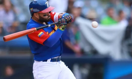 Venezuela superó con creces a Puerto Rico y avanzó a próxima ronda en el Clásico Mundial de Béisbol