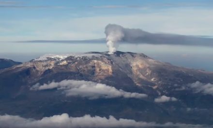 Autoridades de Colombia sugieren evacuar poblaciones cercanas al volcán Nevado del Ruiz