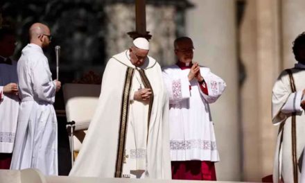 Papa Francisco llamó a superar conflictos y divisiones en esta Pascua