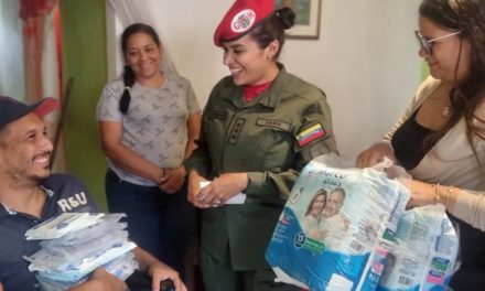 Comunidades de la Carretera Vieja Caracas-La Guaira recibieron medicamentos y pañales de adultos