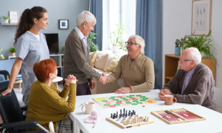 Juegos de mesa estimulan mentalmente al adulto mayor dependiente