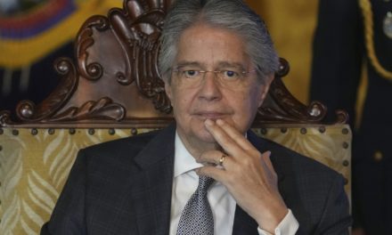 Presidente de Ecuador disolvió el Parlamento ante el avance de su juicio político