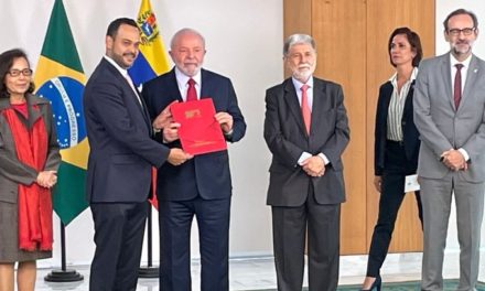 Embajador venezolano entregó cartas credenciales a Lula
