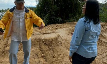 Gobernadora Karina Carpio anunció reparación de seis fallas de borde en carretera de Ocumare de la Costa