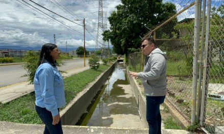 Gobernadora Karina Carpio y alcalde Wilson Coy inspeccionaron canales y ríos de Sucre