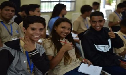Líderes estudiantiles establecen ruta para contribuir al desarrollo del país