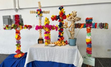 Con flores, cantos y son del tambor Maracay celebró el Velorio de La Cruz de Mayo