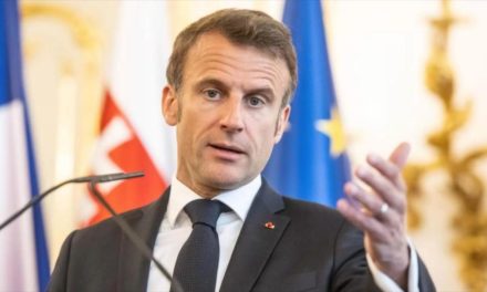 Presidente de Francia llamó a la UE a mantener lazos pacíficos con Rusia