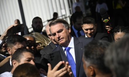 Bolsonaro enfrenta juicio que lo puede inhabilitar para próximas elecciones en Brasil