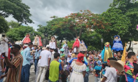 Con repiques de tambores y bailes sucrenses celebraron las fiestas de San Juan Bautista