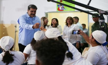 Presidente Maduro muestra avance de Bricomiles en centros de educación