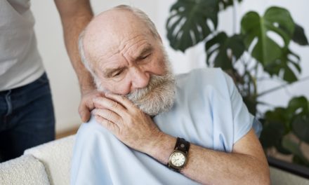 Trato cariñoso y respetuoso es primordial al cuidar personas con alzheimer