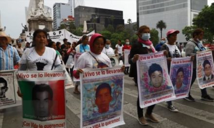 Familiares de normalistas desaparecidos de Ayotzinapa piden reunión con AMLO
