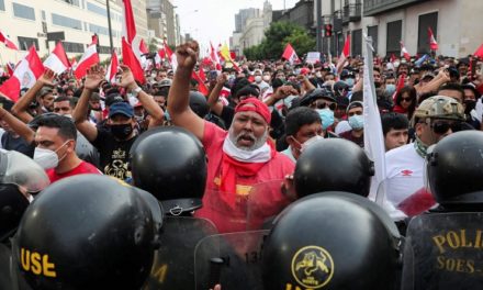 Reprimieron a manifestantes durante marcha nacional contra Gobierno peruano